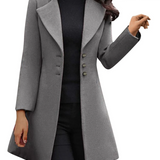 Elegant figursyet damefrakke med klassisk revers og knaplukning