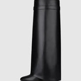 Sculpted Pant Boots – Sort Støvle med Lås og Arkitektonisk Silhuet