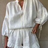To-delt Sæt med Boheme Bluse og Shorts med Flæser