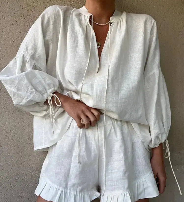 To-delt Sæt med Boheme Bluse og Shorts med Flæser