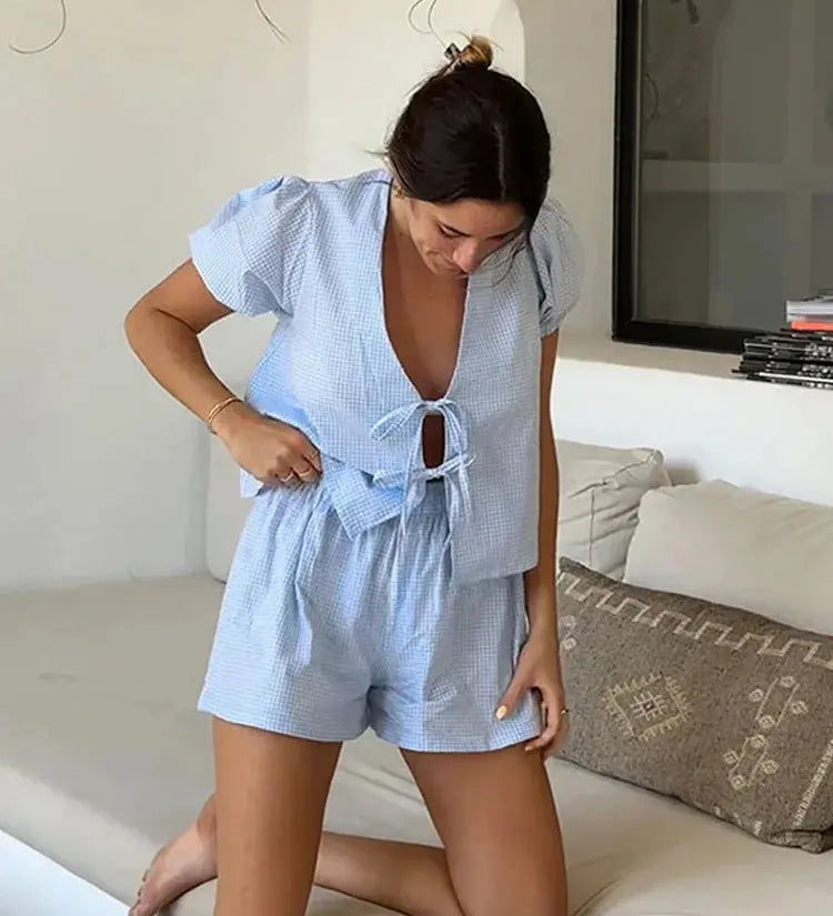 To-delt Sæt med Boheme Bluse og Shorts med Flæser