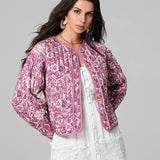 Kort quiltet jakke med blomsterbroderi – feminin og elegant stil
