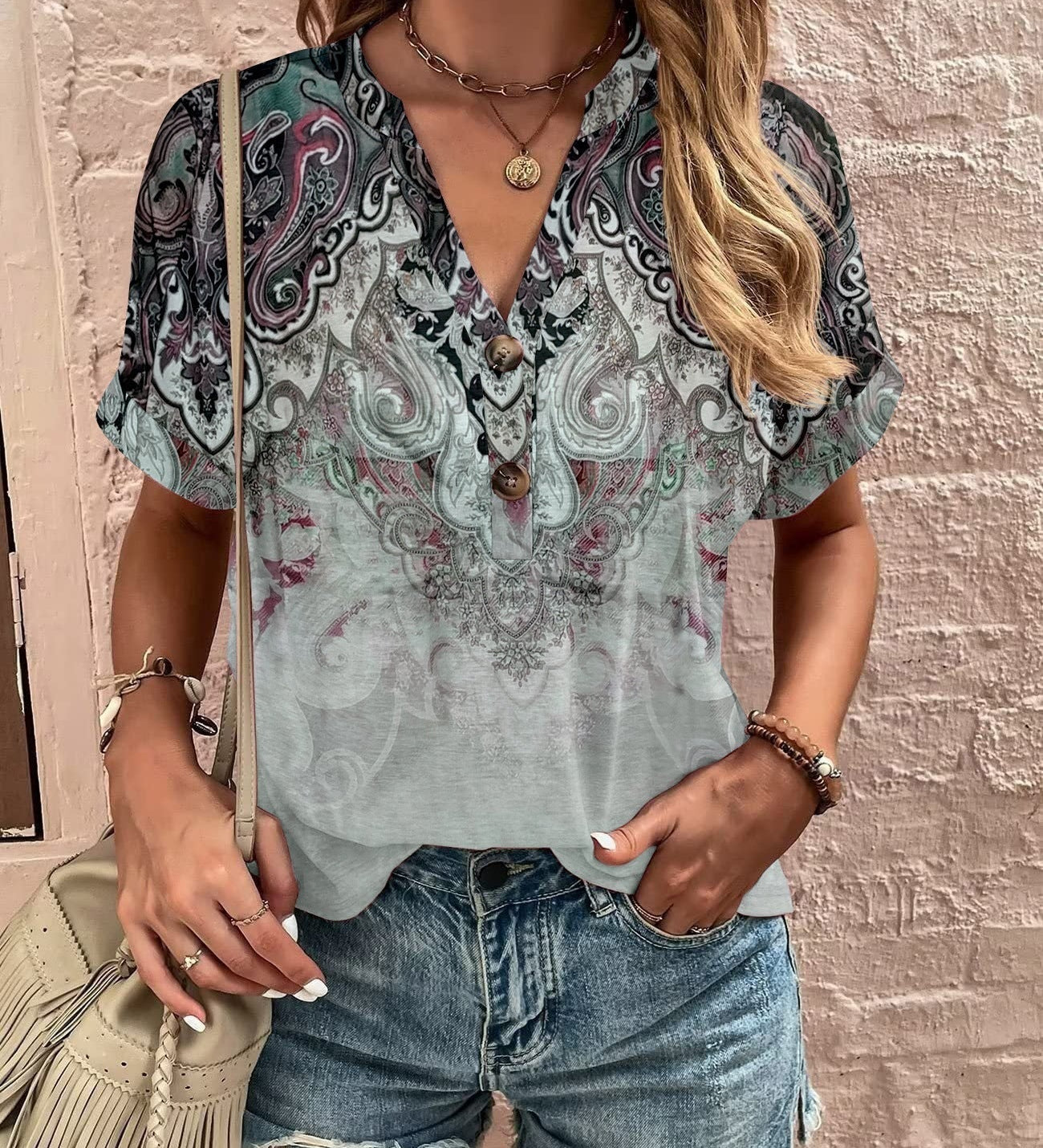 Boho Dame Bluse med Mønster og Knapper – Let og Stilfuld