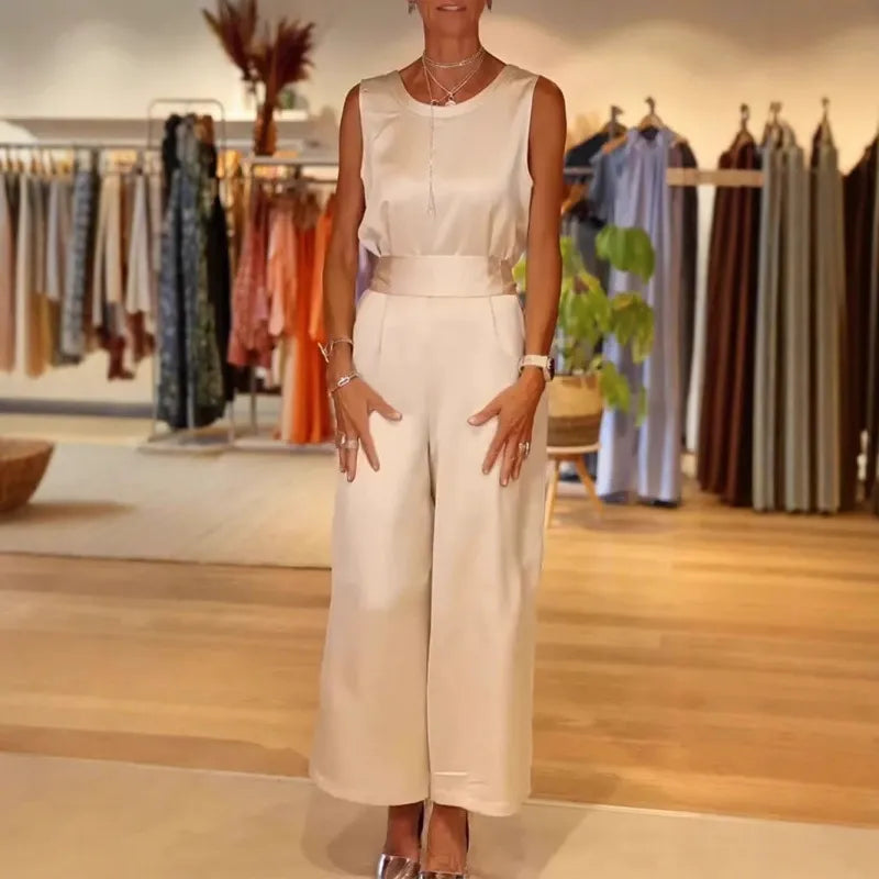 Ærmeløs satin jumpsuit med halstørklæde detalje