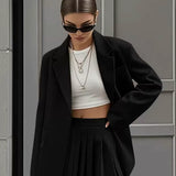 Dame jakkesæt med blazer og plisseret nederdel – moderne look