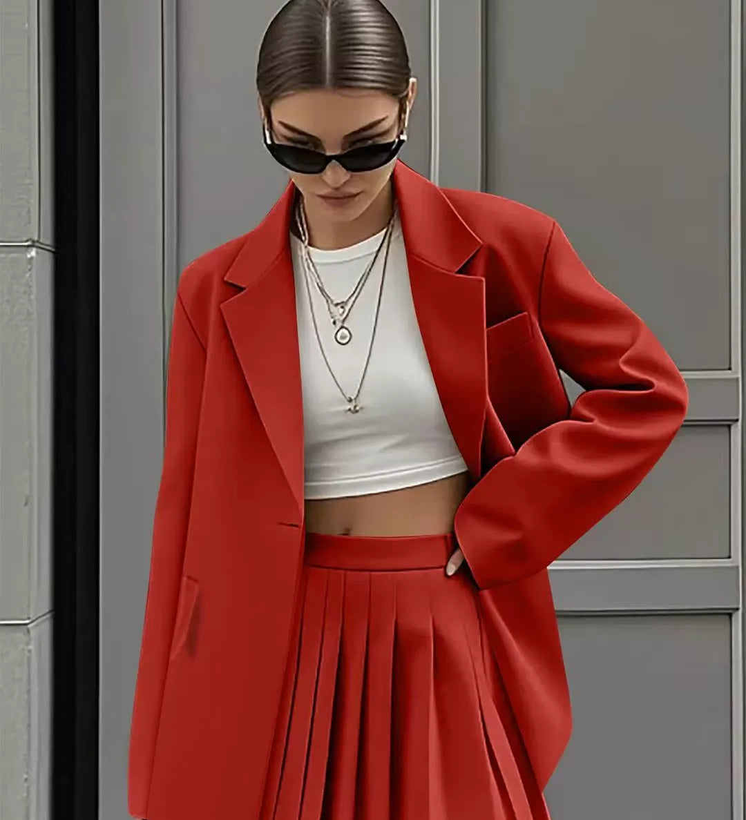 Dame jakkesæt med blazer og plisseret nederdel – moderne look