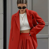 Dame jakkesæt med blazer og plisseret nederdel – moderne look