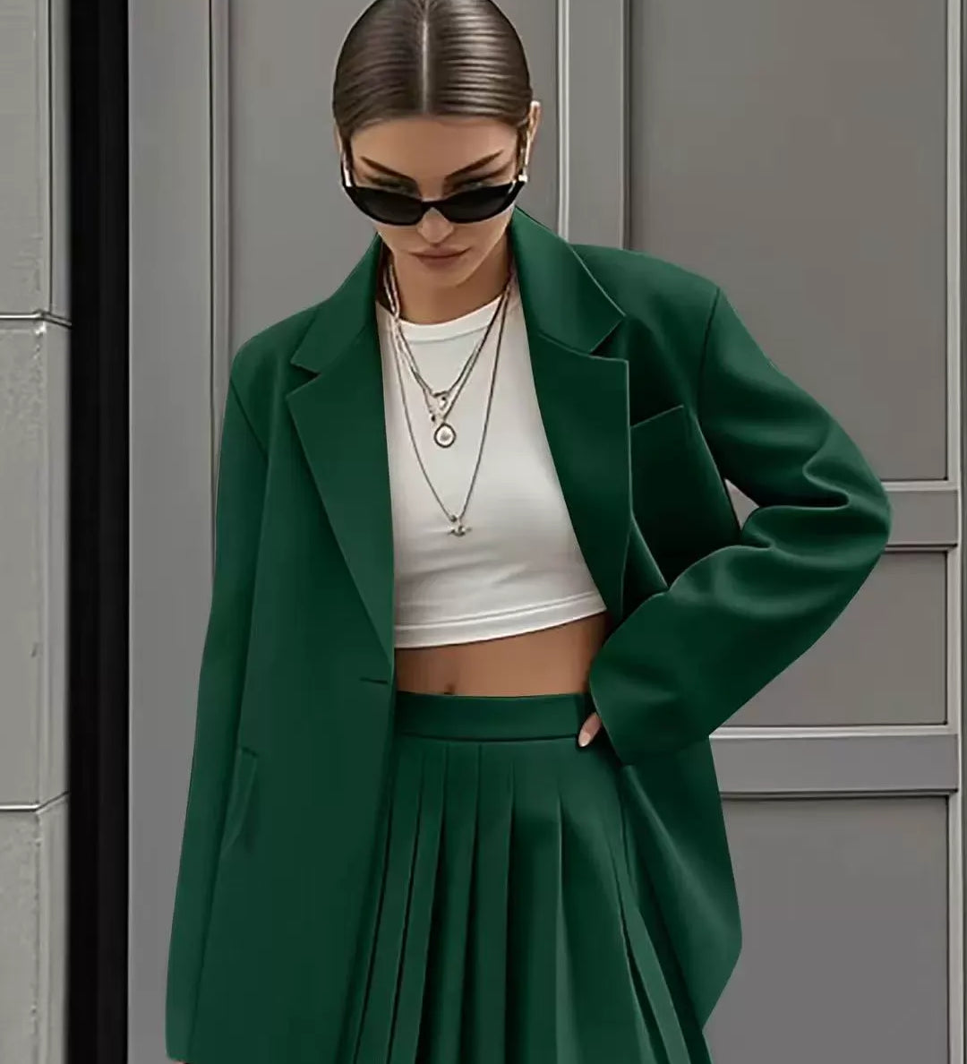 Dame jakkesæt med blazer og plisseret nederdel – moderne look