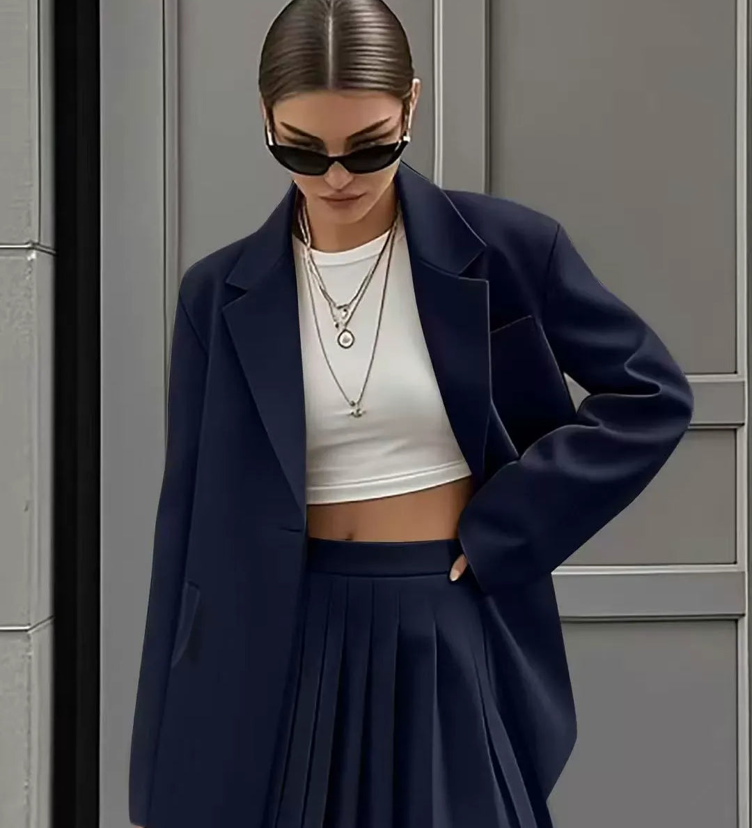 Dame jakkesæt med blazer og plisseret nederdel – moderne look