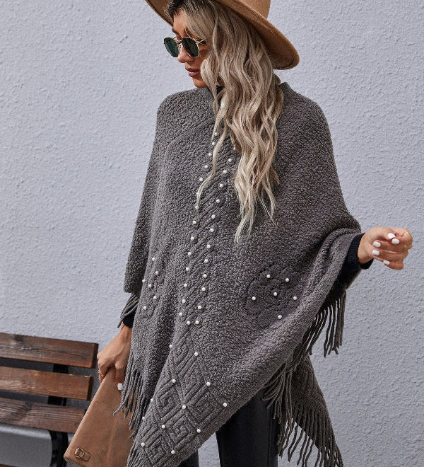 Strikket poncho med perler og frynser – elegant og varm dameponcho