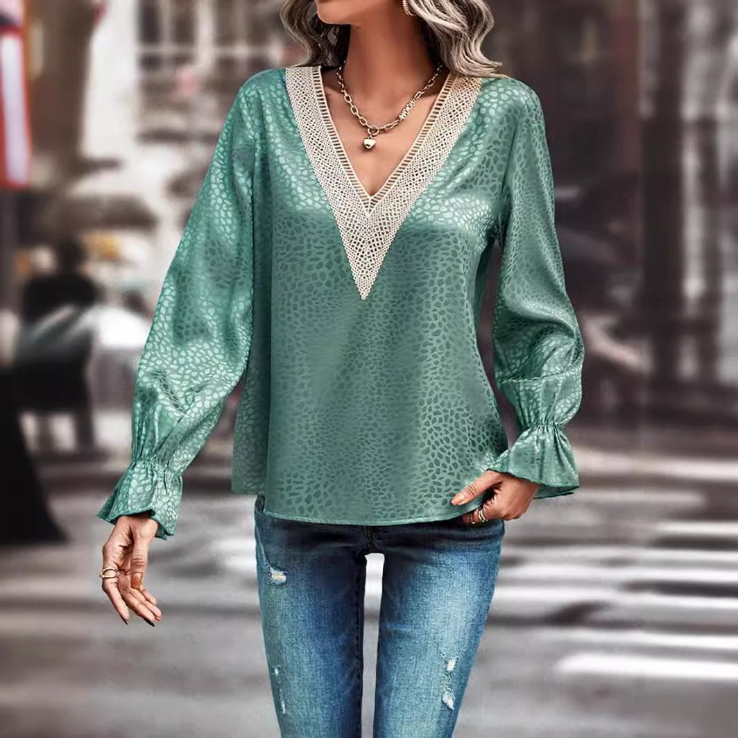 Dame Bluse med V-Hals og Blondekant – Elegant Langærmet Design
