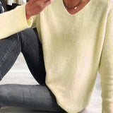 Let striktrøje med v-hals og blød afslappet pasform