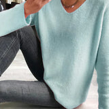 Let striktrøje med v-hals og blød afslappet pasform