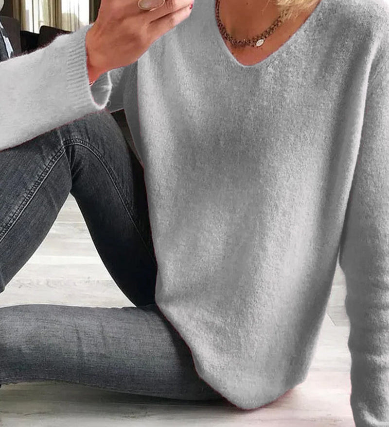 Let striktrøje med v-hals og blød afslappet pasform