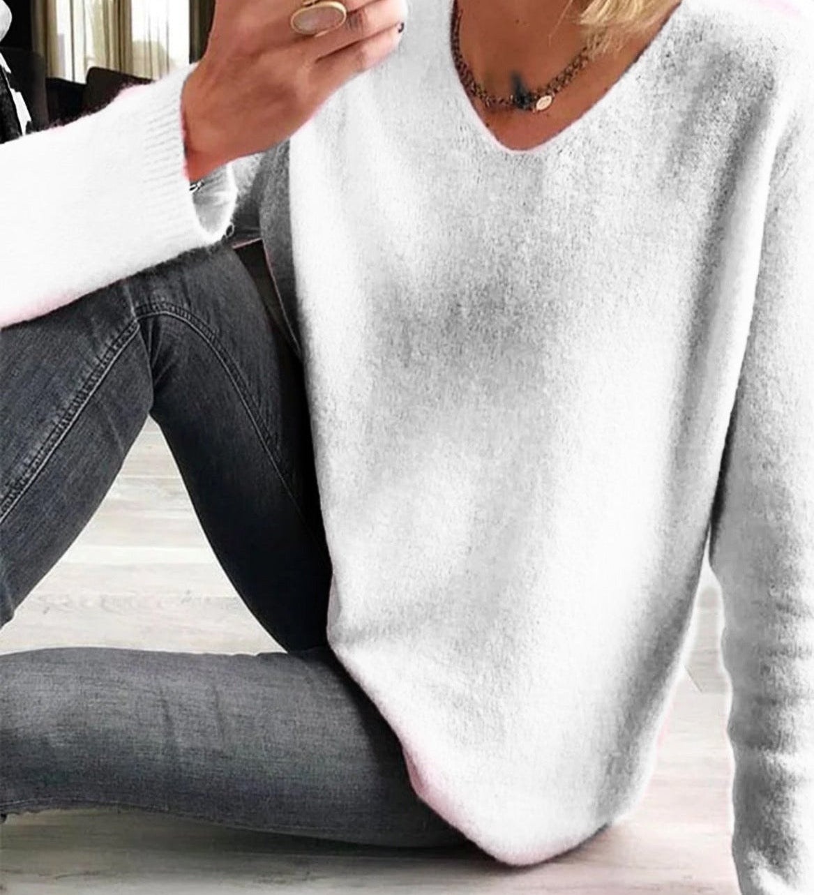 Let striktrøje med v-hals og blød afslappet pasform