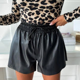 Faux Lædershorts med Elastisk Talje – Chic & Komfortabel Stil