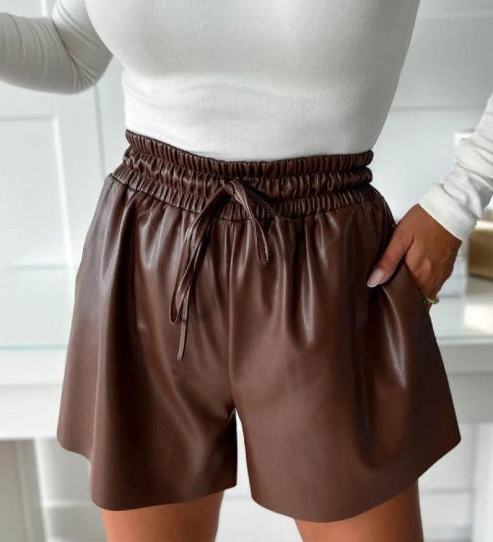 Faux Lædershorts med Elastisk Talje – Chic & Komfortabel Stil