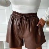 Faux Lædershorts med Elastisk Talje – Chic & Komfortabel Stil