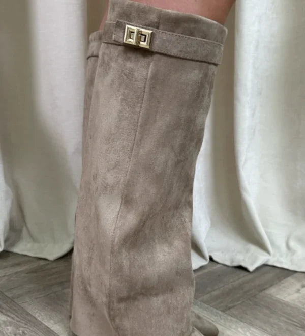 Knæhøje dame støvler i ruskind med blokhæl og elegant spænde