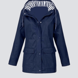 Vandtæt regnjakke med hætte til damer – stilfuld beskyttelse i al slags vejr