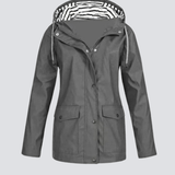 Vandtæt regnjakke med hætte til damer – stilfuld beskyttelse i al slags vejr