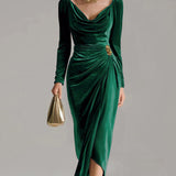 Elegant midi kjole med drapering og feminin silhuet