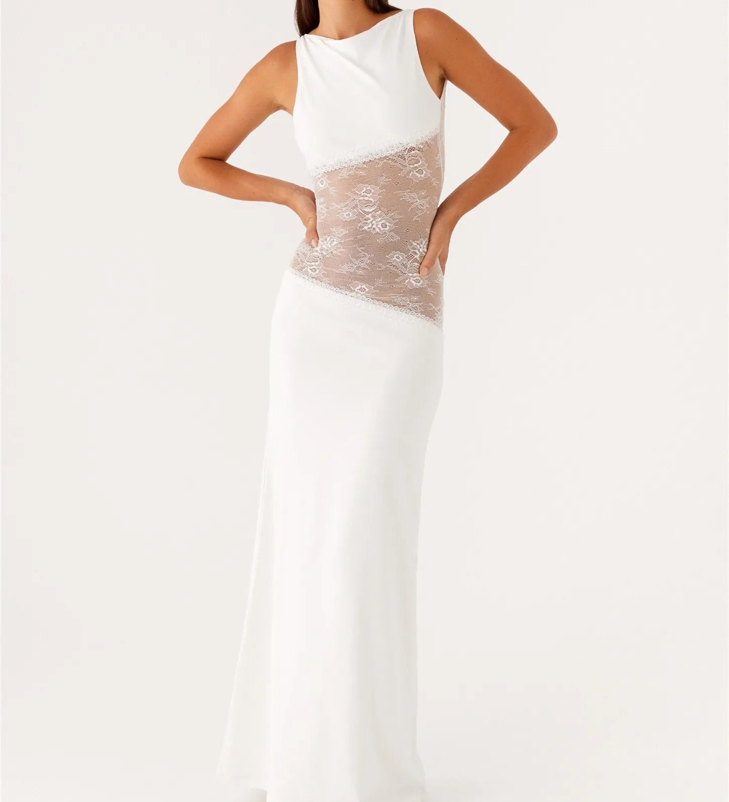 Lang kjole med blonder – Elegant og sofistikeret silhuet