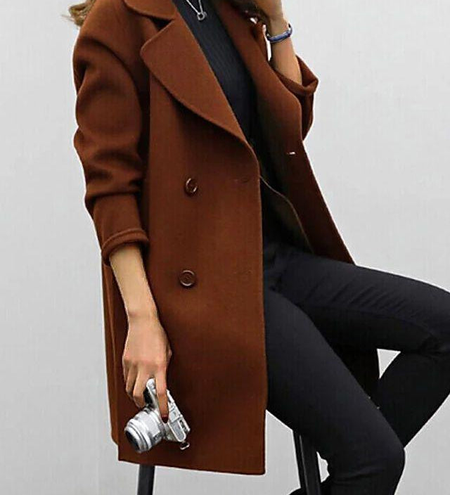 Elegant lang damefrakke i klassisk design – stilfuld overgangsjakke til hverdag og fest