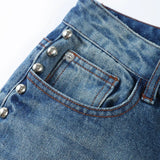 Wide-leg jeans med nitter og høj talje – edgy og moderne denimlook