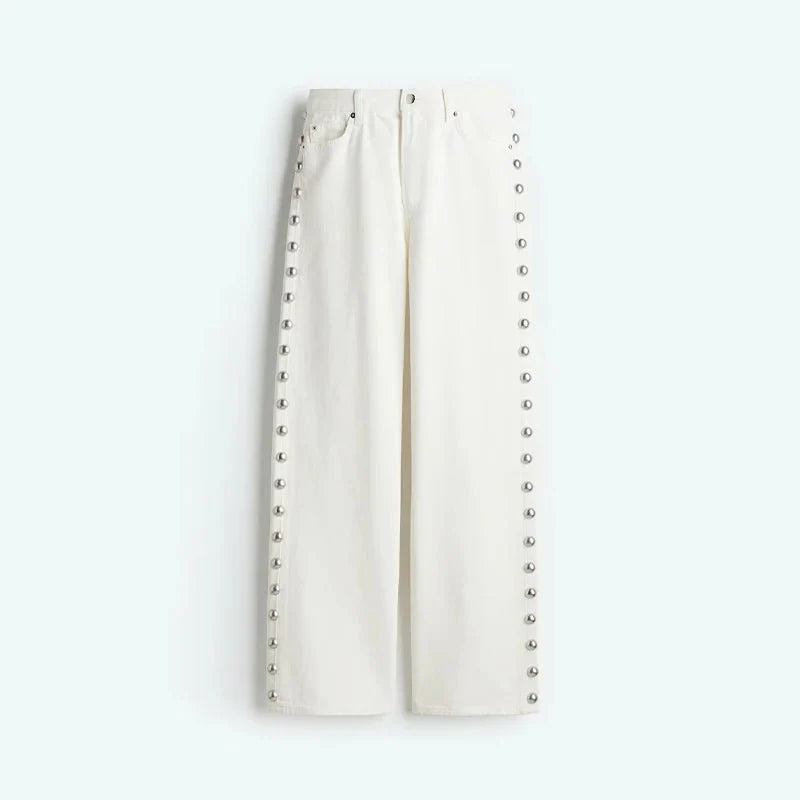 Wide-leg jeans med nitter og høj talje – edgy og moderne denimlook