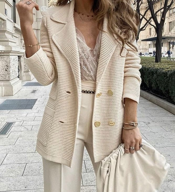 Ribbet cardiganblazer med guldknapper og revers