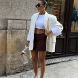 Kvindelig cremefarvet blazer – minimalistisk og klassisk design