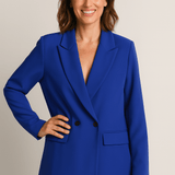 Kvindelig blazer i kongeblå – dobbeltknappet og iøjnefaldende stil
