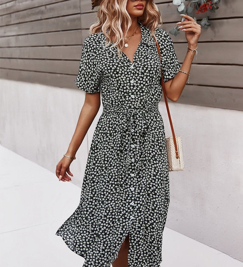 Sommerkjole med bindebånd – Casual midi-kjole med blomster og knapper