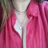 Lagdelte sølvhalskæder med møntvedhæng – elegant og moderne design