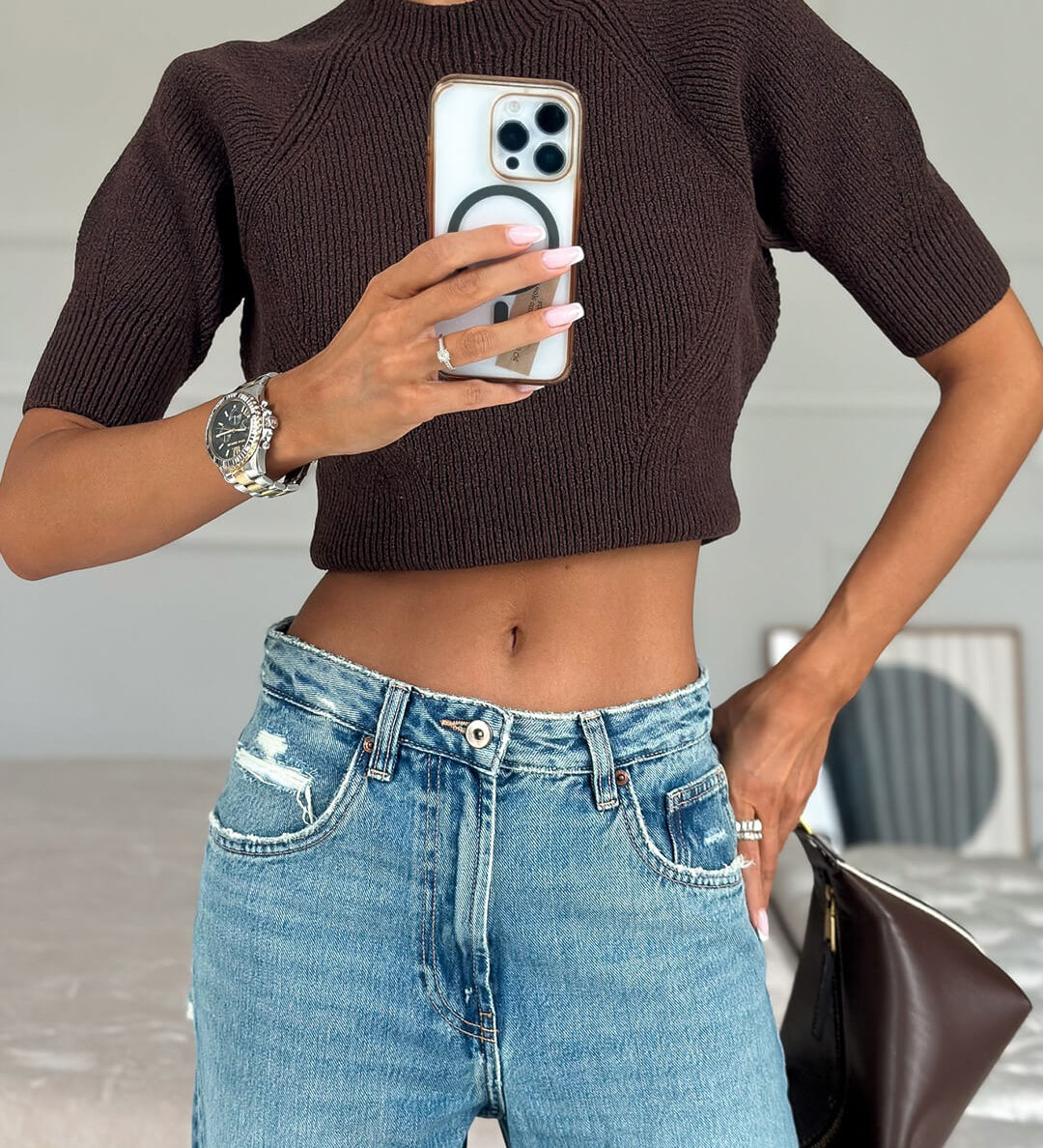 Kort striktop med halværmer og minimalistisk design