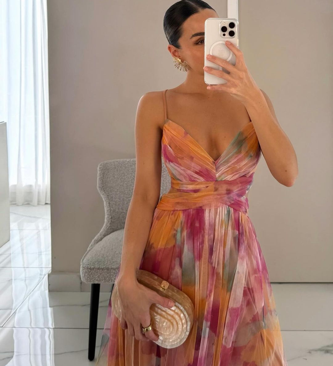 Farverig Halterneck Maxikjole med Flydende Chiffon