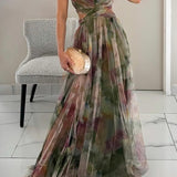 Farverig Halterneck Maxikjole med Flydende Chiffon