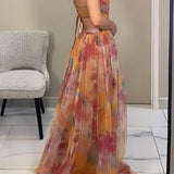 Farverig Halterneck Maxikjole med Flydende Chiffon