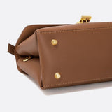 Taupe håndtaske med klap – Elegant taske med rem og guldspænde