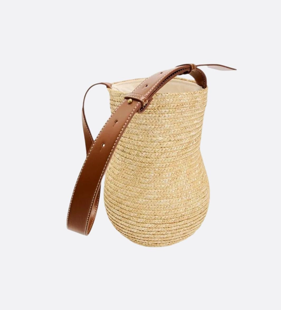 Brun Taske i Flet og Læder – Naturlig Stil med Elegante Detaljer