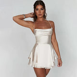 Kort satin kjole med stropper – Legende og feminin stil