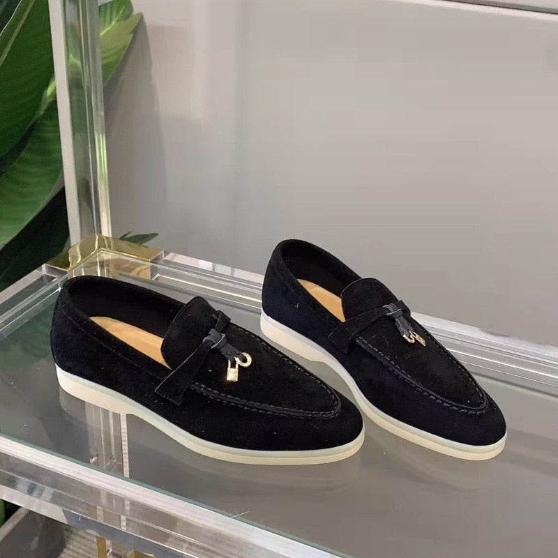 Lyse ruskindsloafers til mænd med tassel og hvid sål
