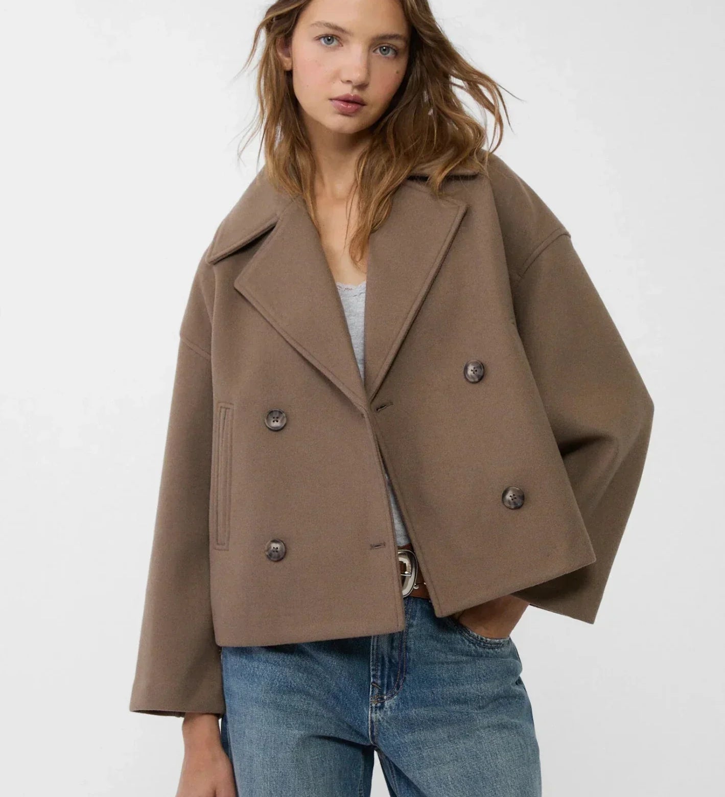 Kort dobbeltradet damefrakke – stilfuld overgangsjakke i tidløst design