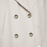 Kort dobbeltradet damefrakke – stilfuld overgangsjakke i tidløst design