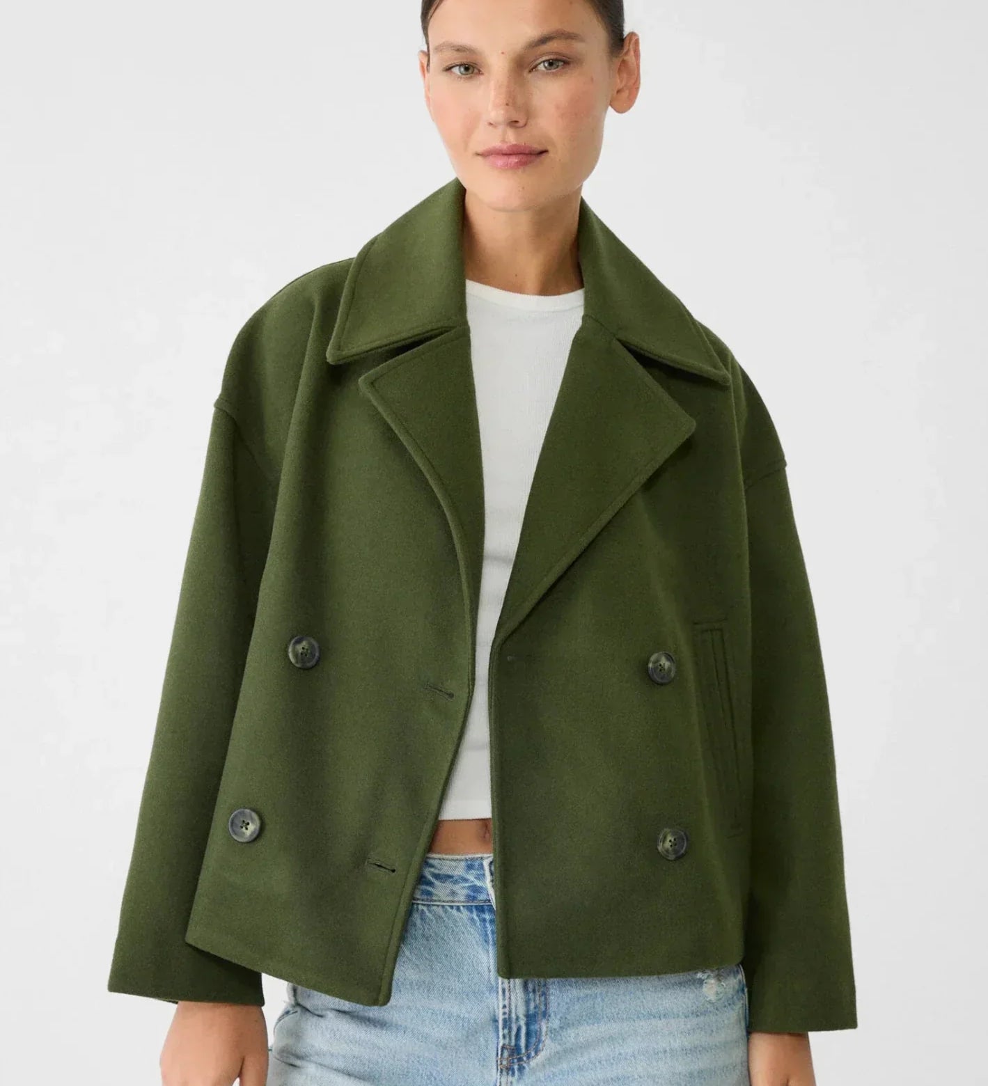 Kort dobbeltradet damefrakke – stilfuld overgangsjakke i tidløst design