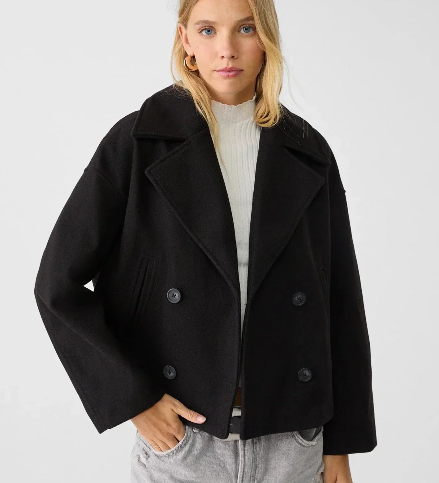 Kort dobbeltradet damefrakke – stilfuld overgangsjakke i tidløst design