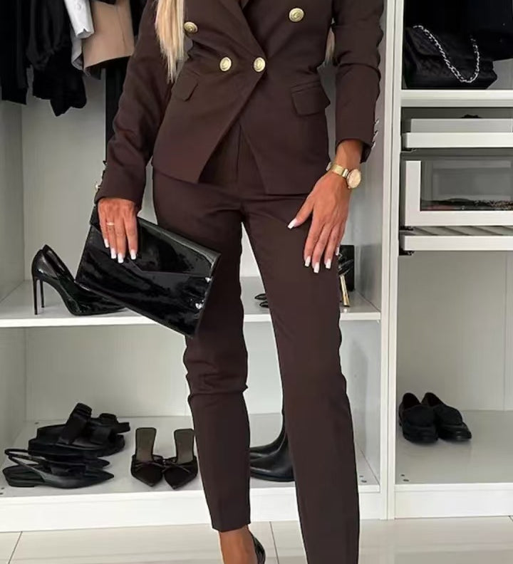 Elegant Jakkesæt med Blazer og Bukser – Feminint og Moderne Look