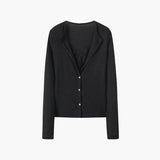Kort ribstrik cardigan med v-udskæring og feminin pasform
