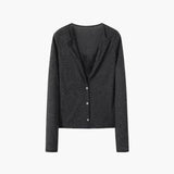 Kort ribstrik cardigan med v-udskæring og feminin pasform